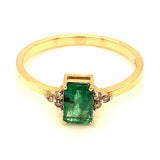 Anillo de esmeralda con diamantes en oro amarillo 14kt. E-0.58CTS. D-0.05CTS.