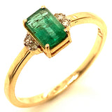 Anillo de esmeralda con diamantes en oro amarillo 14kt. E-0.60CTS. D-0.03CTS.