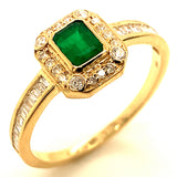 Anillo de esmeralda con diamantes en oro amarillo 14kt. E-0.48CTS. D-0.31CTS.