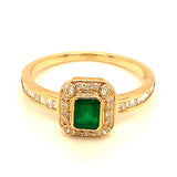 Anillo de esmeralda con diamantes en oro amarillo 14kt. E-0.48CTS. D-0.31CTS.