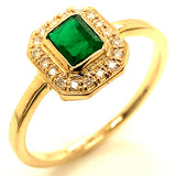 Anillo de esmeralda con diamantes en oro amarillo 14kt. E-0.48CTS. D-0.11CTS.