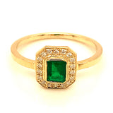 Anillo de esmeralda con diamantes en oro amarillo 14kt. E-0.48CTS. D-0.11CTS.