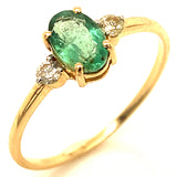 Anillo de esmeralda con diamantes en oro amarillo 14kt. E-0.46CTS. D-0.06CTS.