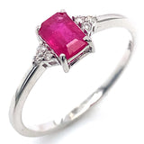 Anillo de rubí con diamantes en oro blanco 14kt. R-0.64CTS. D-0.05CTS.