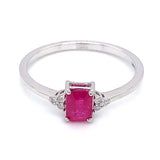 Anillo de rubí con diamantes en oro blanco 14kt. R-0.64CTS. D-0.05CTS.