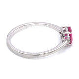 Anillo de rubí con diamantes en oro blanco 14kt. R-0.64CTS. D-0.05CTS.