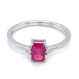 Anillo de rubí con diamantes en oro blanco 14kt. R-0.59CTS. D-0.03CTS.