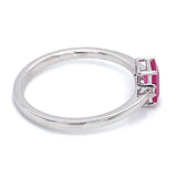 Anillo de rubí con diamantes en oro blanco 14kt. R-0.59CTS. D-0.03CTS.