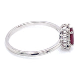 Anillo de rubí con diamantes en oro blanco 14kt. R-0.50CTS. D-0.12CTS.