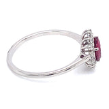 Anillo de rubí con diamantes en oro blanco 14kt. R-0.67CTS. D-0.18CTS.