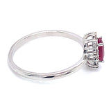 Anillo de rubí con diamantes en oro blanco 14kt. R-0.55CTS. D-0.13CTS.