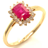 Anillo de rubí con diamantes en oro amarillo 14kt. R-0.70CTS. D-0.16CTS.