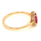 Anillo de rubí con diamantes en oro amarillo 14kt. R-0.70CTS. D-0.16CTS.