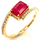 Anillo de rubí con diamantes en oro amarillo 14kt. R-1.25CTS. D-0.18CTS.