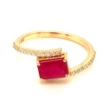 Anillo de rubí con diamantes en oro amarillo 14kt. R-1.25CTS. D-0.18CTS.