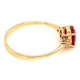 Anillo de rubí con diamantes en oro amarillo 14kt. R-0.88CTS. D-0.03CTS.