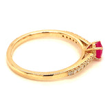 Anillo de rubí con diamantes en oro amarillo 14kt. R-0.33CTS. D-0.11CTS.