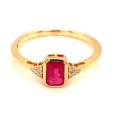 Anillo de rubí con diamantes en oro amarillo 14kt. R-0.61CTS. D-0.05CTS.