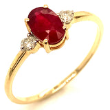 Anillo de rubí con diamantes en oro amarillo 14kt. R-0.61CTS. D-0.06CTS.