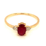 Anillo de rubí con diamantes en oro amarillo 14kt. R-0.61CTS. D-0.06CTS.