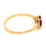 Anillo de rubí con diamantes en oro amarillo 14kt. R-0.61CTS. D-0.06CTS.