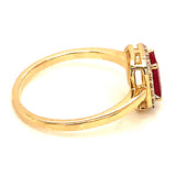 Anillo de rubí con diamantes en oro amarillo 14kt. R-0.67CTS. D-0.15CTS.