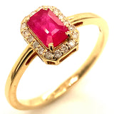 Anillo de rubí con diamantes en oro amarillo 14kt. R-0.72CTS. D-0.12CTS.