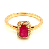 Anillo de rubí con diamantes en oro amarillo 14kt. R-0.72CTS. D-0.12CTS.