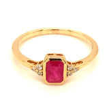 Anillo de rubí con diamantes en oro amarillo 14kt. R-0.63CTS. D-0.05CTS.