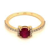 Anillo de rubí con diamantes en oro amarillo 14kt. R-0.65CTS. D-0.18CTS.