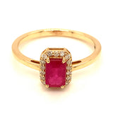 Anillo de rubí con diamantes en oro amarillo 14kt. R-0.81CTS. D-0.12CTS.