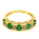 Anillo de esmeraldas y diamantes en oro amarillo 10kt. EM-1.00CTS. D-0.10CTS.