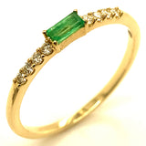 Anillo de esmeralda con diamantes en oro amarillo 14kt. EM-0.12CTS. D-0.10CTS.