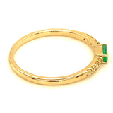 Anillo de esmeralda con diamantes en oro amarillo 14kt. EM-0.12CTS. D-0.10CTS.