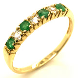 Anillo de esmeraldas y topacio blanco en oro amarillo 10kt. EM-0.20CTS. TB-0.15CTS.