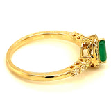 Anillo de esmeralda y diamantes en oro amarillo 14kt. EM-0.39CTS. D-0.26CTS.