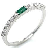 Anillo de esmeralda con diamantes en oro blanco 14kt. EM-0.09CTS. D-0.23CTS.
