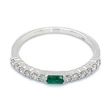 Anillo de esmeralda con diamantes en oro blanco 14kt. EM-0.09CTS. D-0.23CTS.