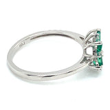 Anillo de esmeraldas con diamantes en oro blanco 10kt. EM-0.40CTS. D-0.06CTS.
