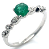 Anillo de esmeralda con diamantes en oro blanco 14kt. EM-0.50CTS. D-0.06CTS.