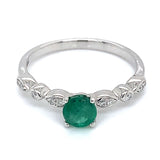 Anillo de esmeralda con diamantes en oro blanco 14kt. EM-0.50CTS. D-0.06CTS.