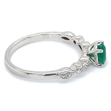 Anillo de esmeralda con diamantes en oro blanco 14kt. EM-0.50CTS. D-0.06CTS.