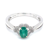 Anillo de esmeralda con diamantes en oro blanco 14kt. EM-0.50CTS. D-0.10CTS.