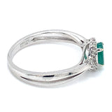 Anillo de esmeralda con diamantes en oro blanco 14kt. EM-0.50CTS. D-0.10CTS.