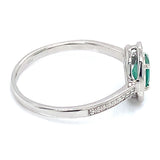 Anillo de esmeralda con diamantes en oro blanco 10kt. EM-0.45CTS. D-0.05CTS.