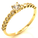 Anillo con circones en oro amarillo 10kt.