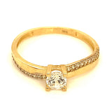 Anillo con circones en oro amarillo 10kt.