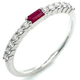 Anillo de rubí con diamantes en oro blanco 14kt. R-0.09CTS. D-0.22CTS.