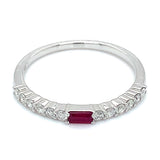Anillo de rubí con diamantes en oro blanco 14kt. R-0.09CTS. D-0.22CTS.