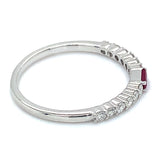 Anillo de rubí con diamantes en oro blanco 14kt. R-0.09CTS. D-0.22CTS.